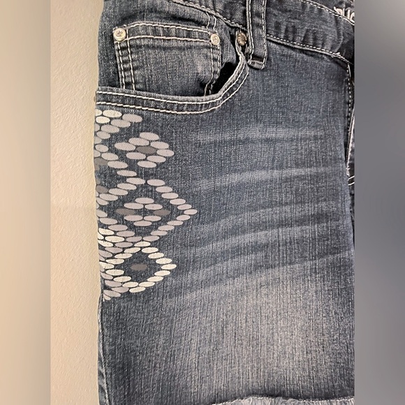 Rue21 Women's Dark Denim Frayed Shorts 15/16 Curvy - Picture 3 of 5